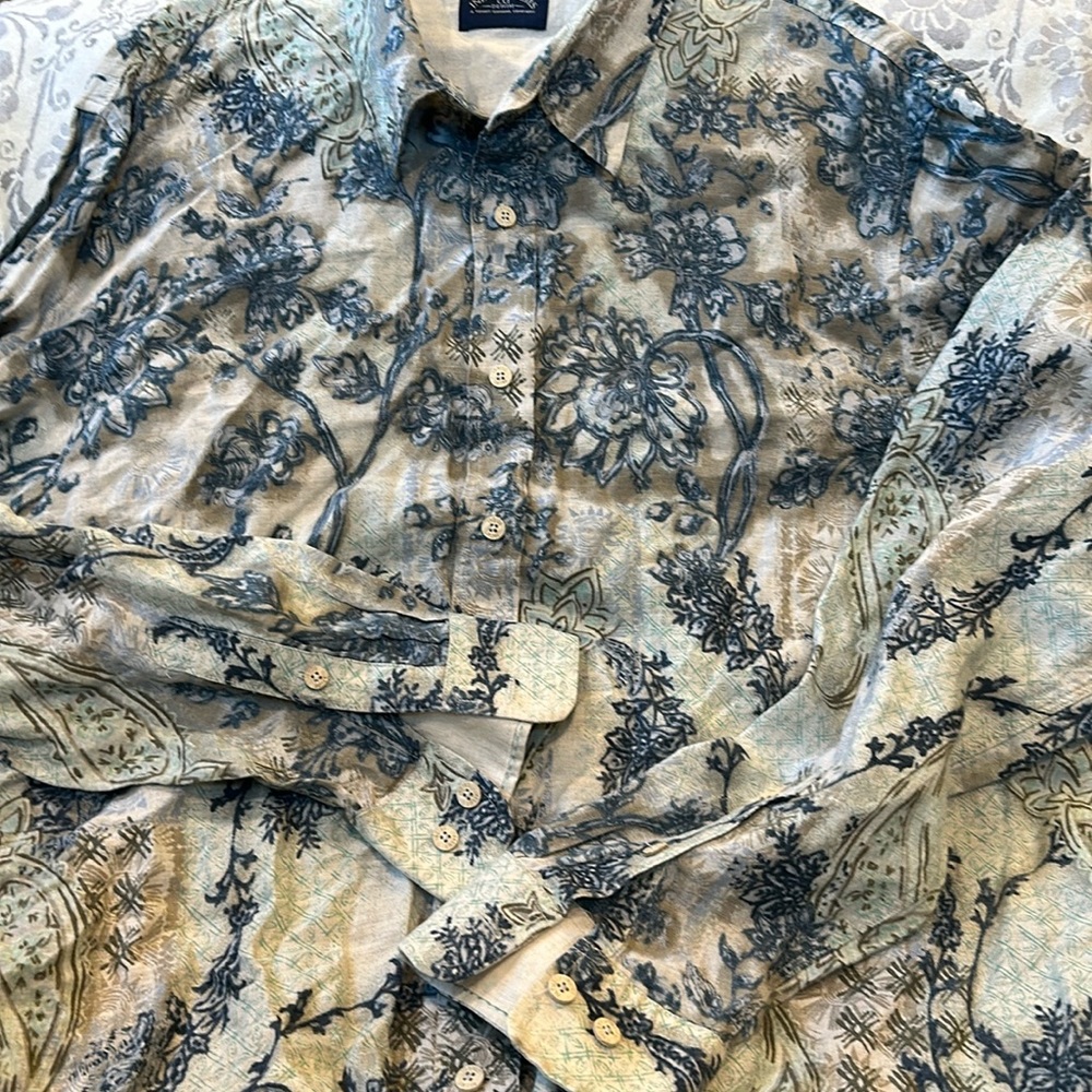 Indigo Palms by Tommy Bahama. Like New. Ash wood buttons. Beautiful details